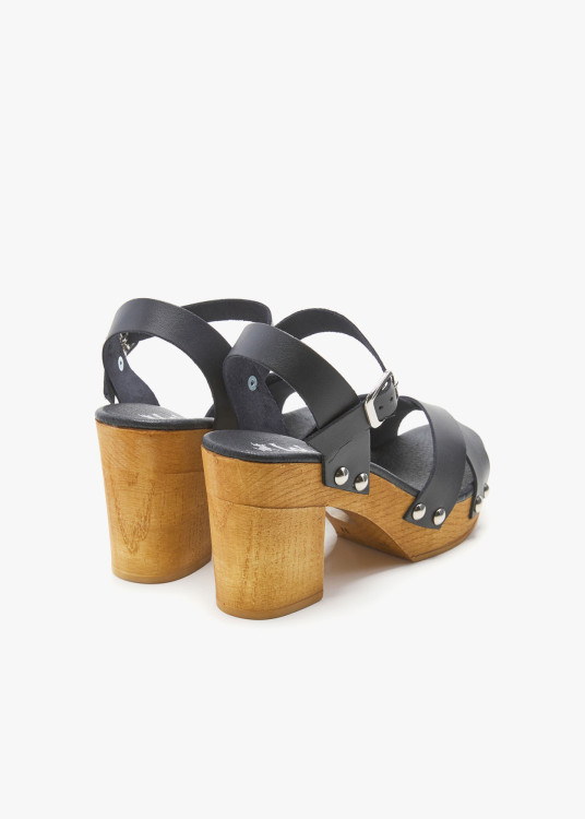 Sandalias en piel con tiras cruzadas y cierre de hebilla al talón negra