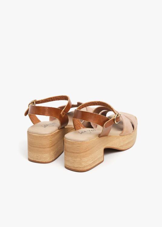 Sandalias de piel con pala y cierre de hebilla al talón beige