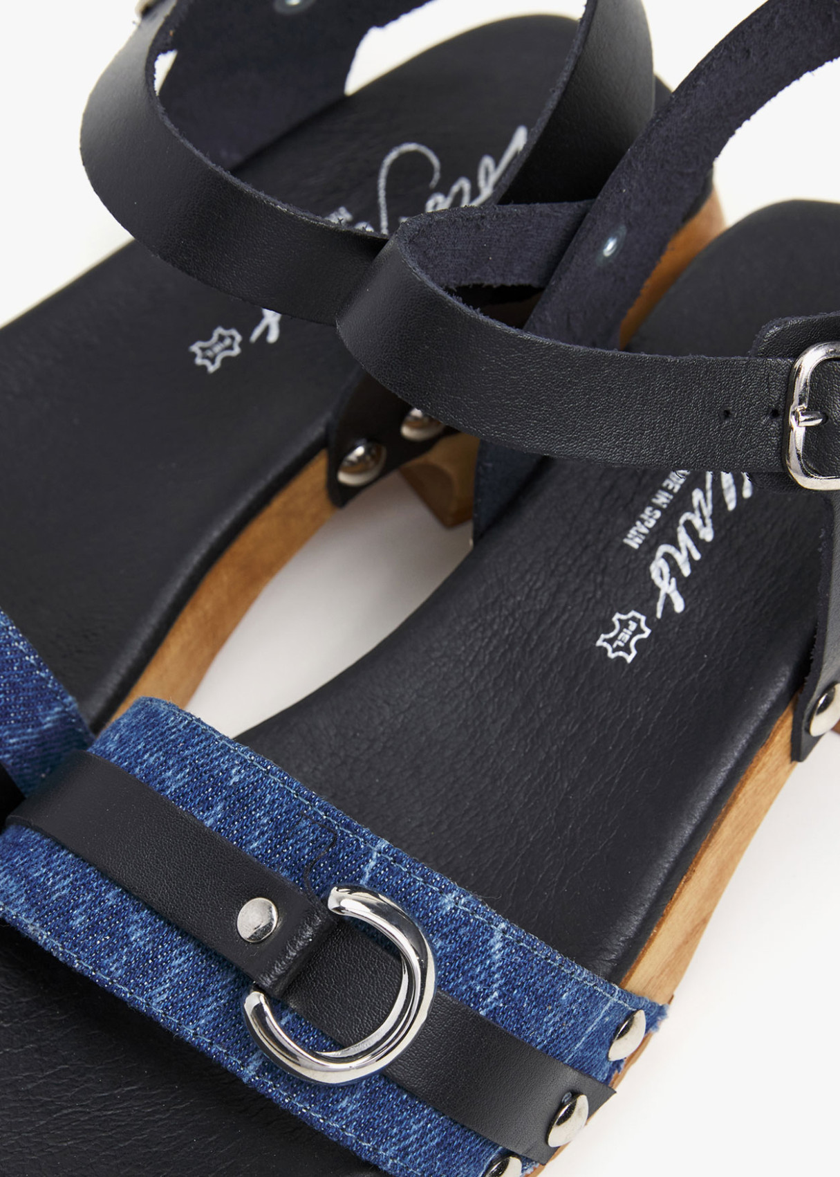 Sandalias en piel con detalles metálicos y cierre de hebilla en talón azul