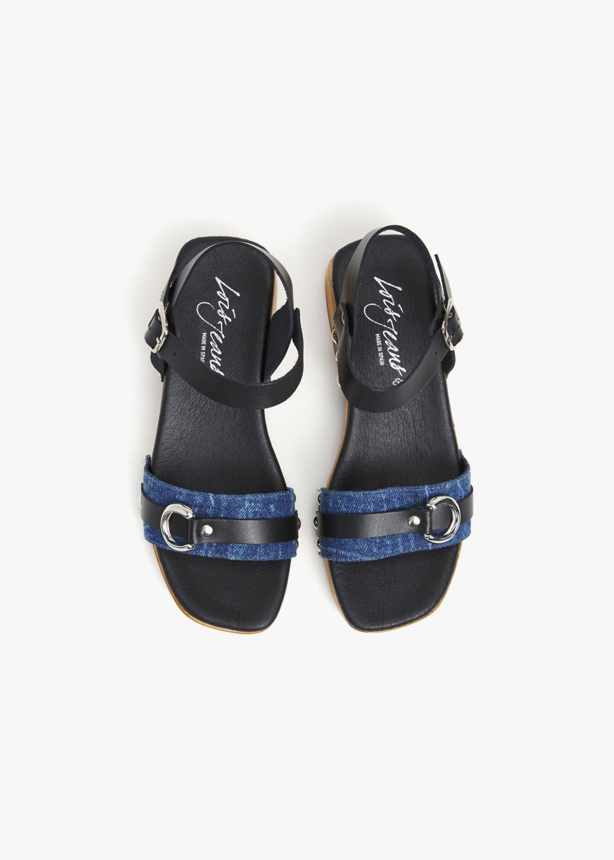 Sandalias en piel con detalles metálicos y cierre de hebilla en talón azul