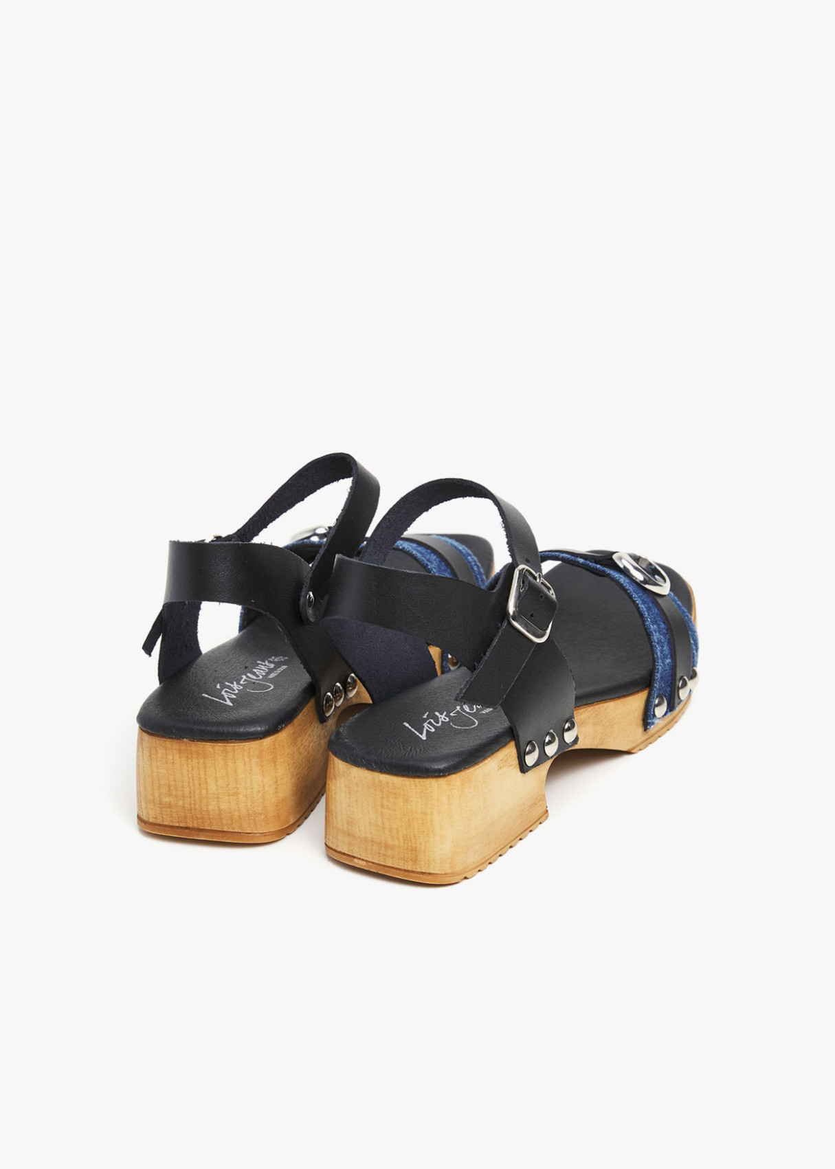 Sandalias en piel con detalles metálicos y cierre de hebilla en talón azul