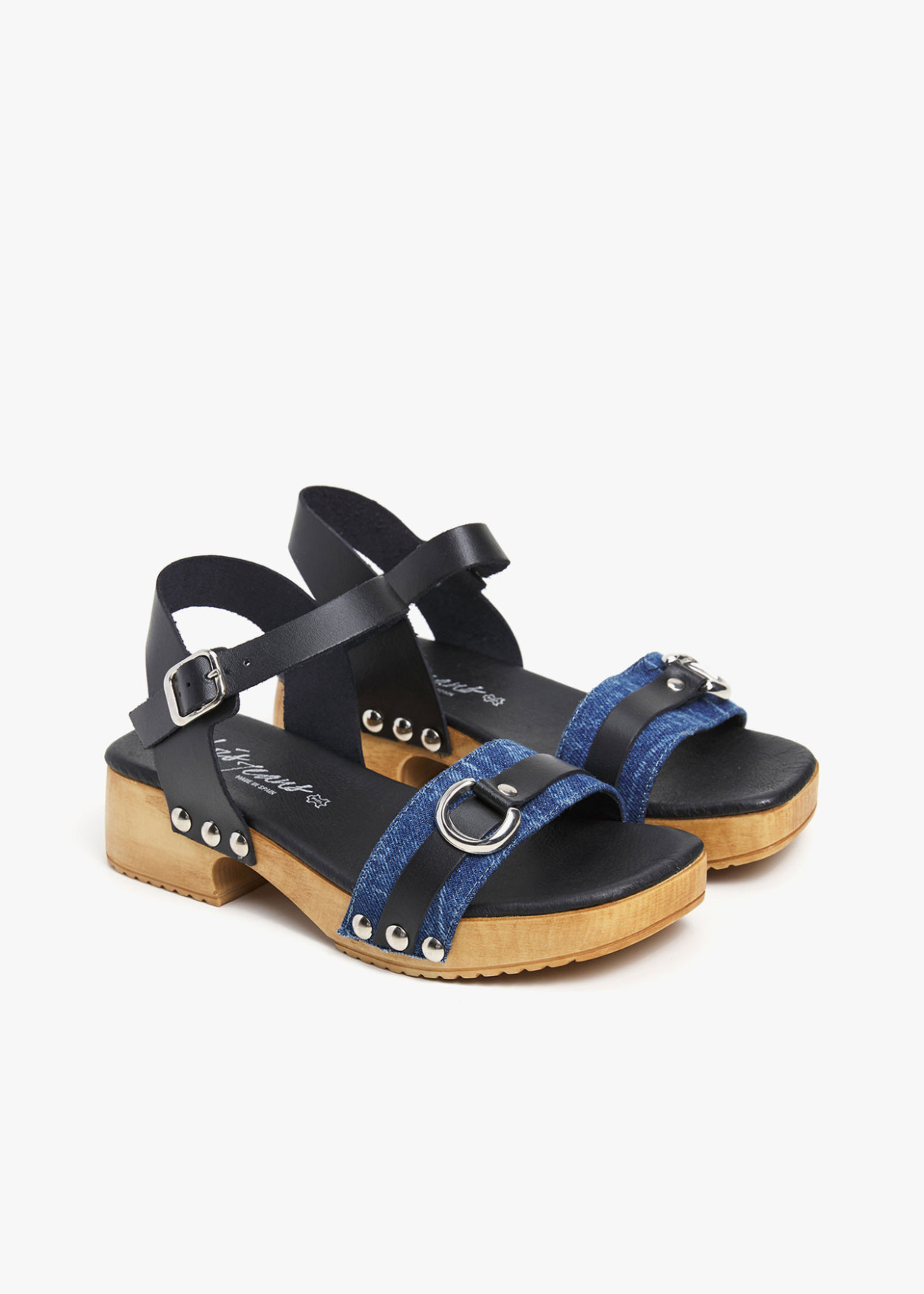 Sandalias en piel con detalles metálicos y cierre de hebilla en talón azul