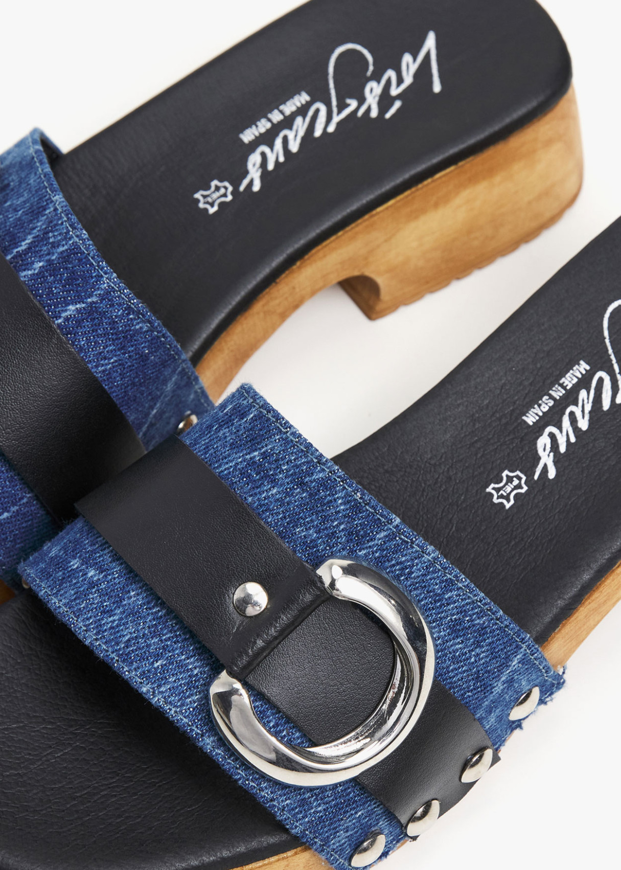 Sandalias combinadas en piel con hebilla en pala y detalles a contraste azul