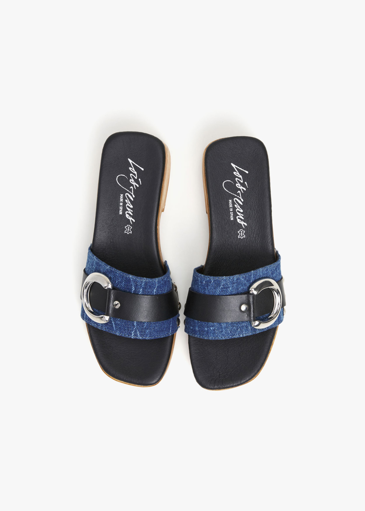 Sandalias combinadas en piel con hebilla en pala y detalles a contraste azul