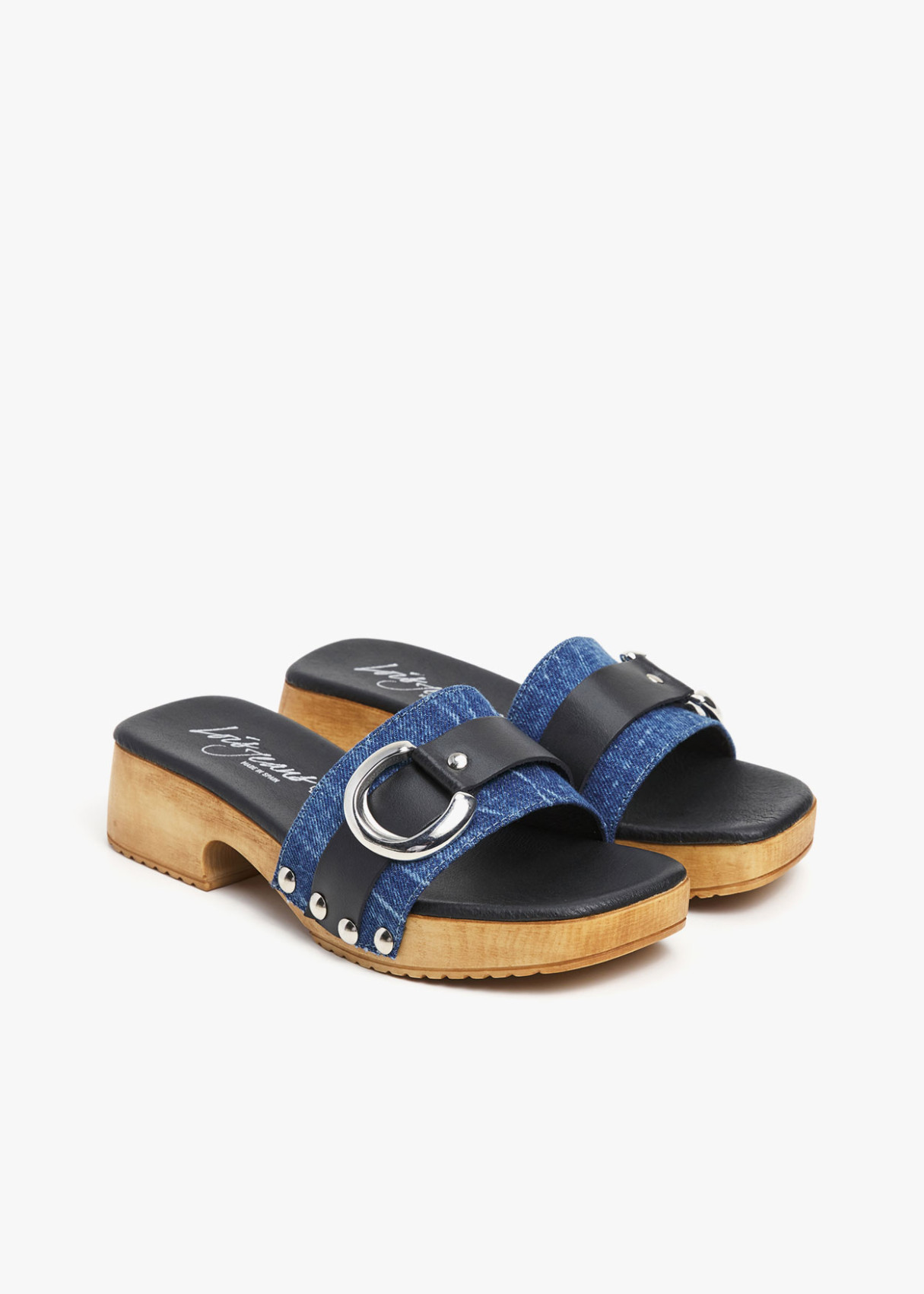 Sandalias combinadas en piel con hebilla en pala y detalles a contraste azul