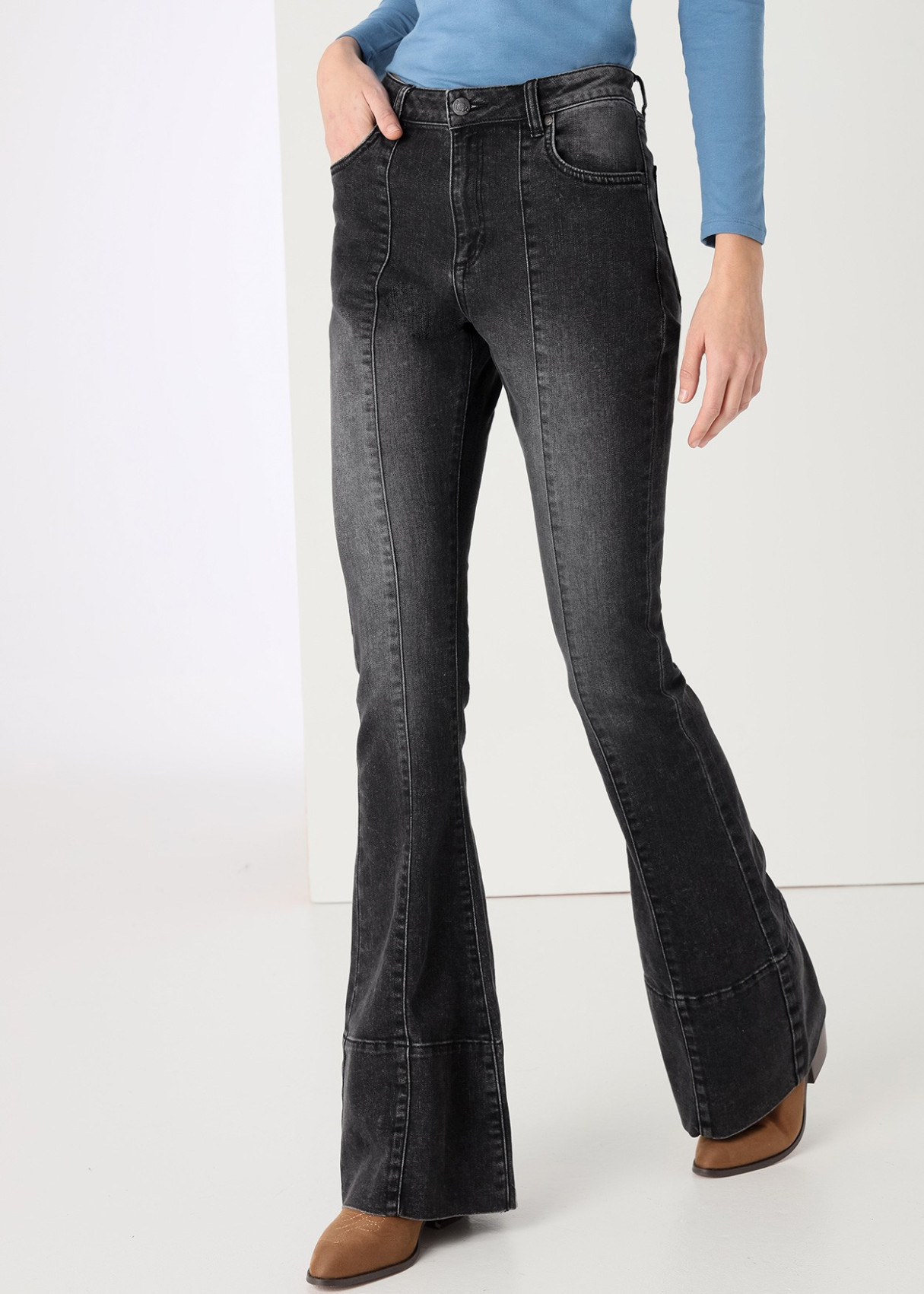 Jeans tiro medio Flare Fit Con Nervura Tejido Trutemp 365
