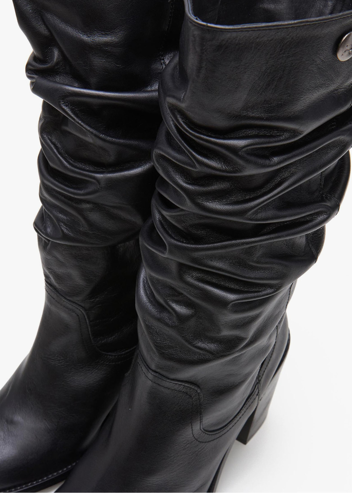 Botas Altas De Piel fruncido en caña negra