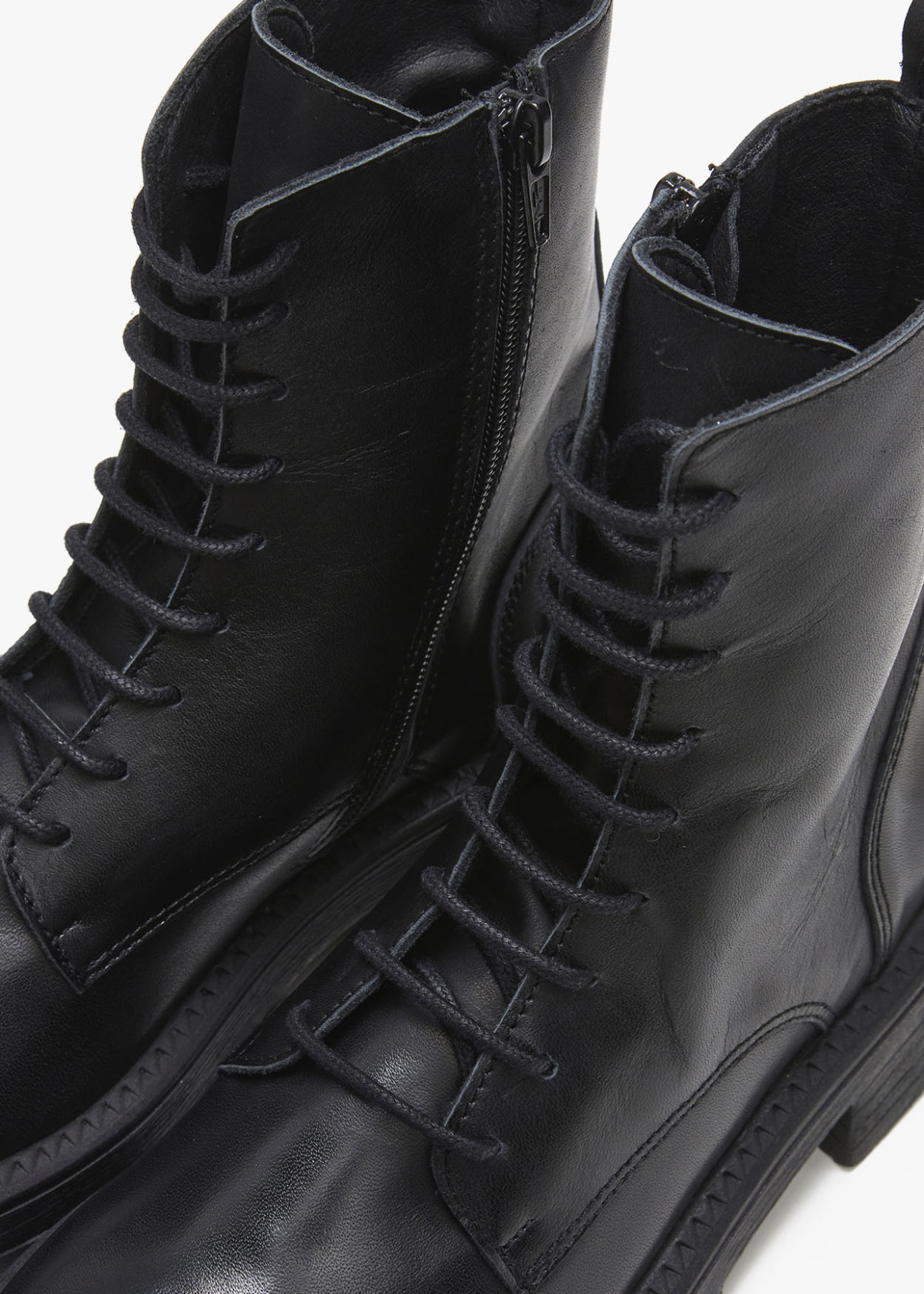 Botines de piel estilo militar con cordonera negro
