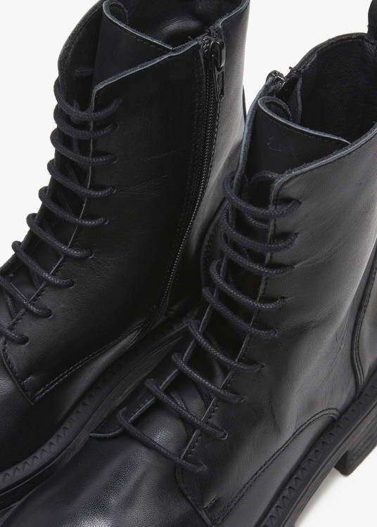 Botines de piel estilo militar con cordonera negro