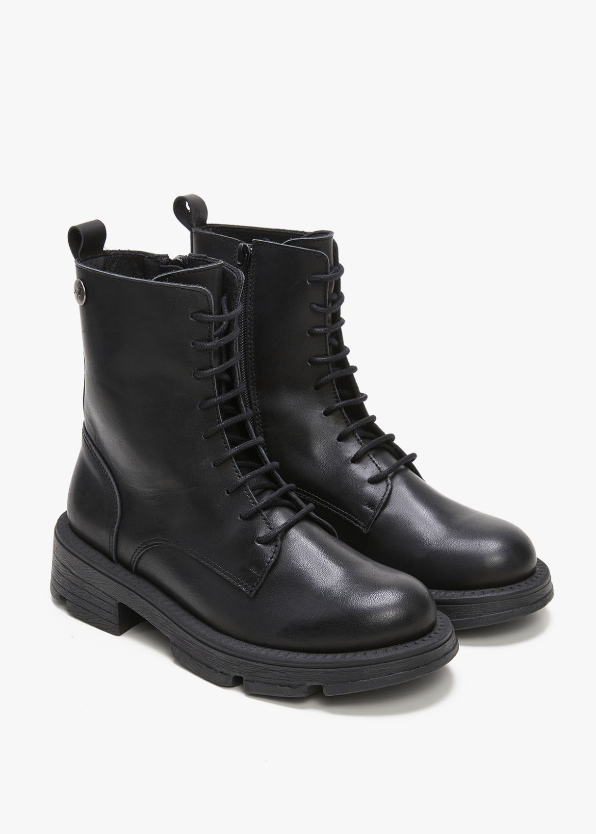 Botines de piel estilo militar con cordonera negro