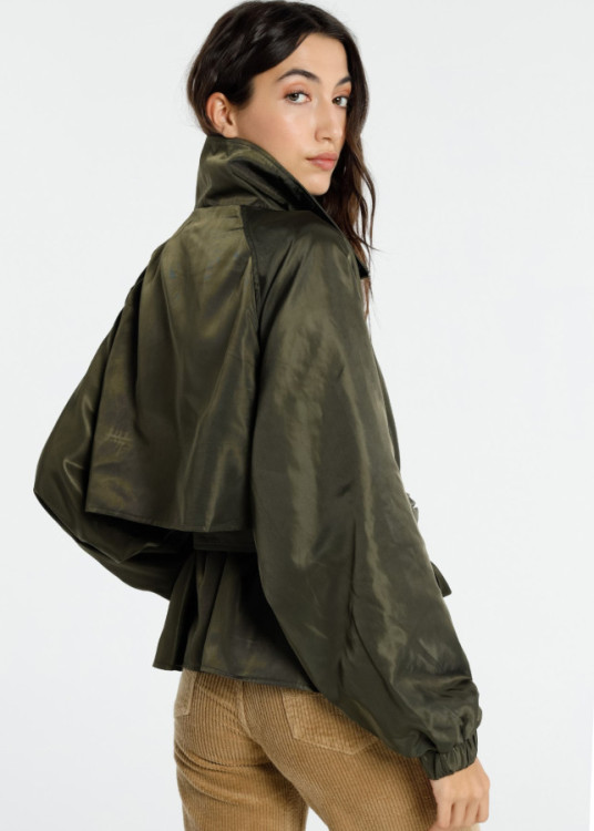 Cazadora Trench volumen con cinturón verde militar