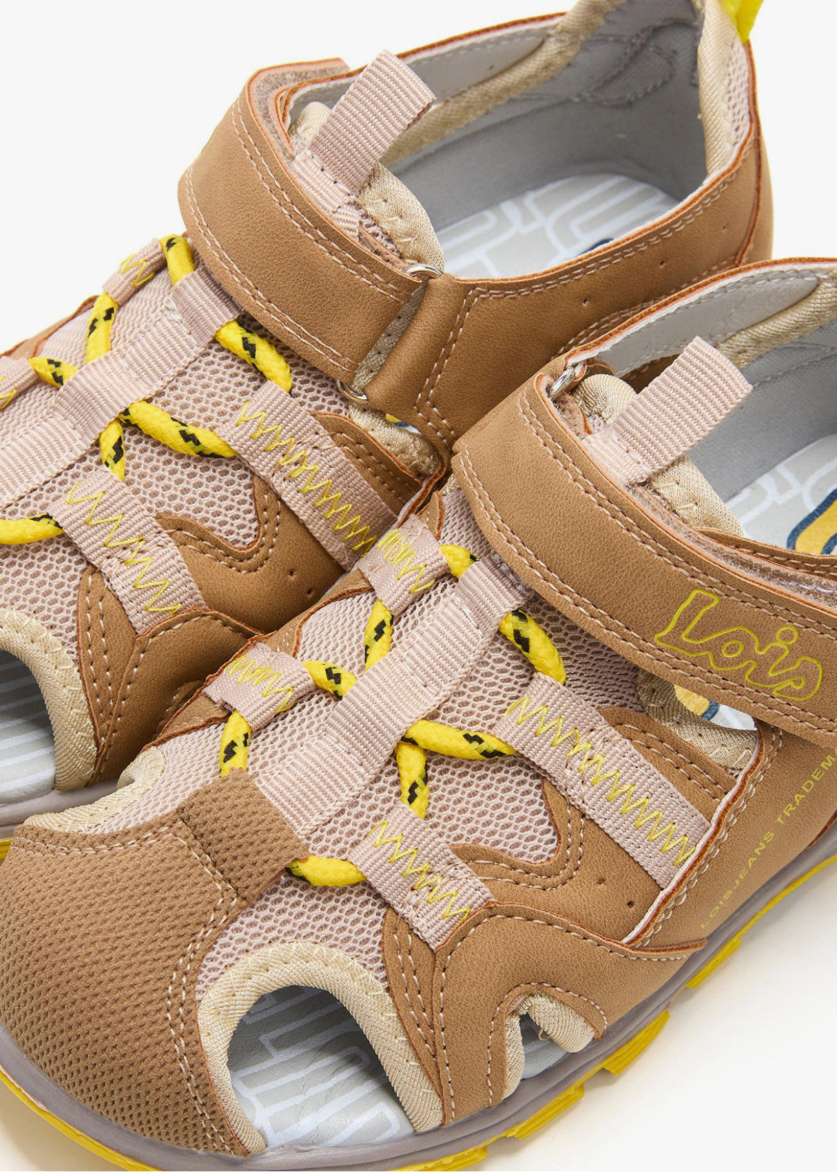 Sandalias urbanas puntera reforzada marrón