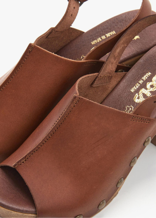 Sandalias piel zueco tacón madera tira al talón marrón