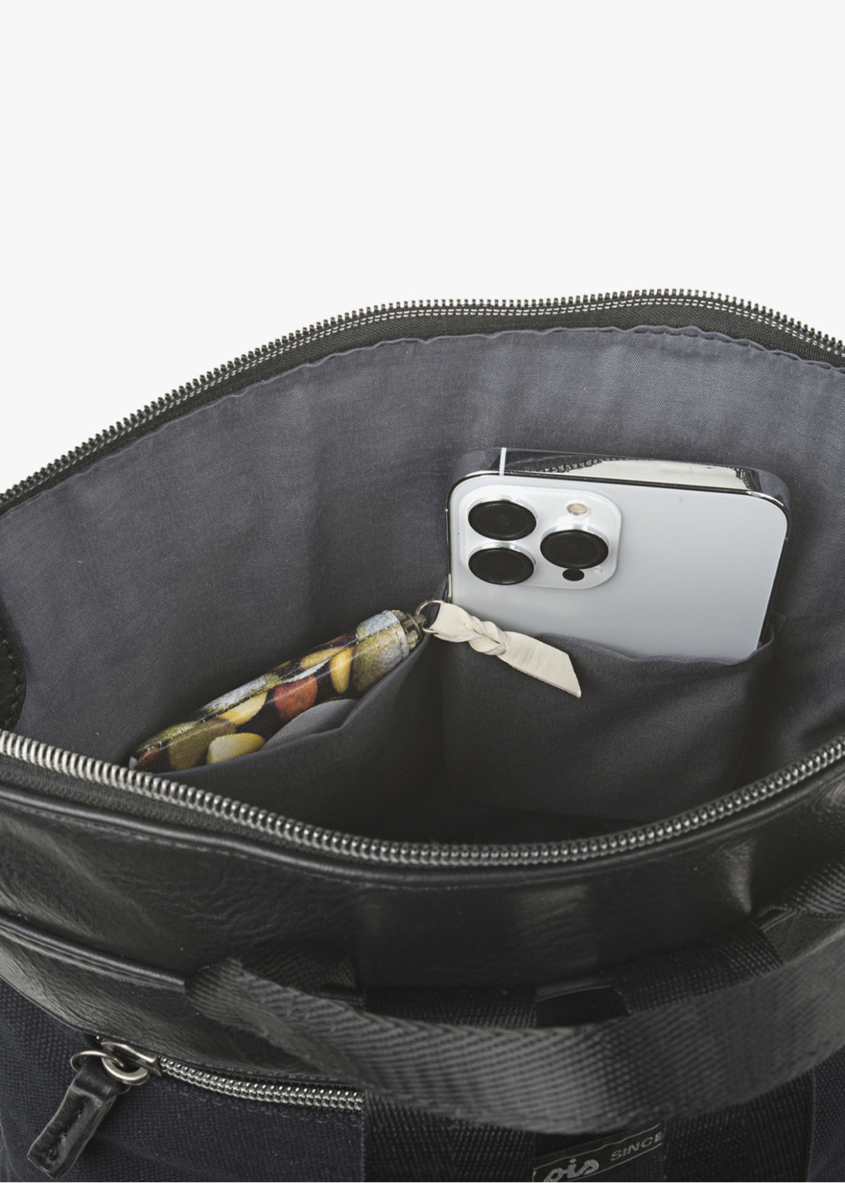 Mochila ajustable antirrobo estampado frontal con cremalleras negra
