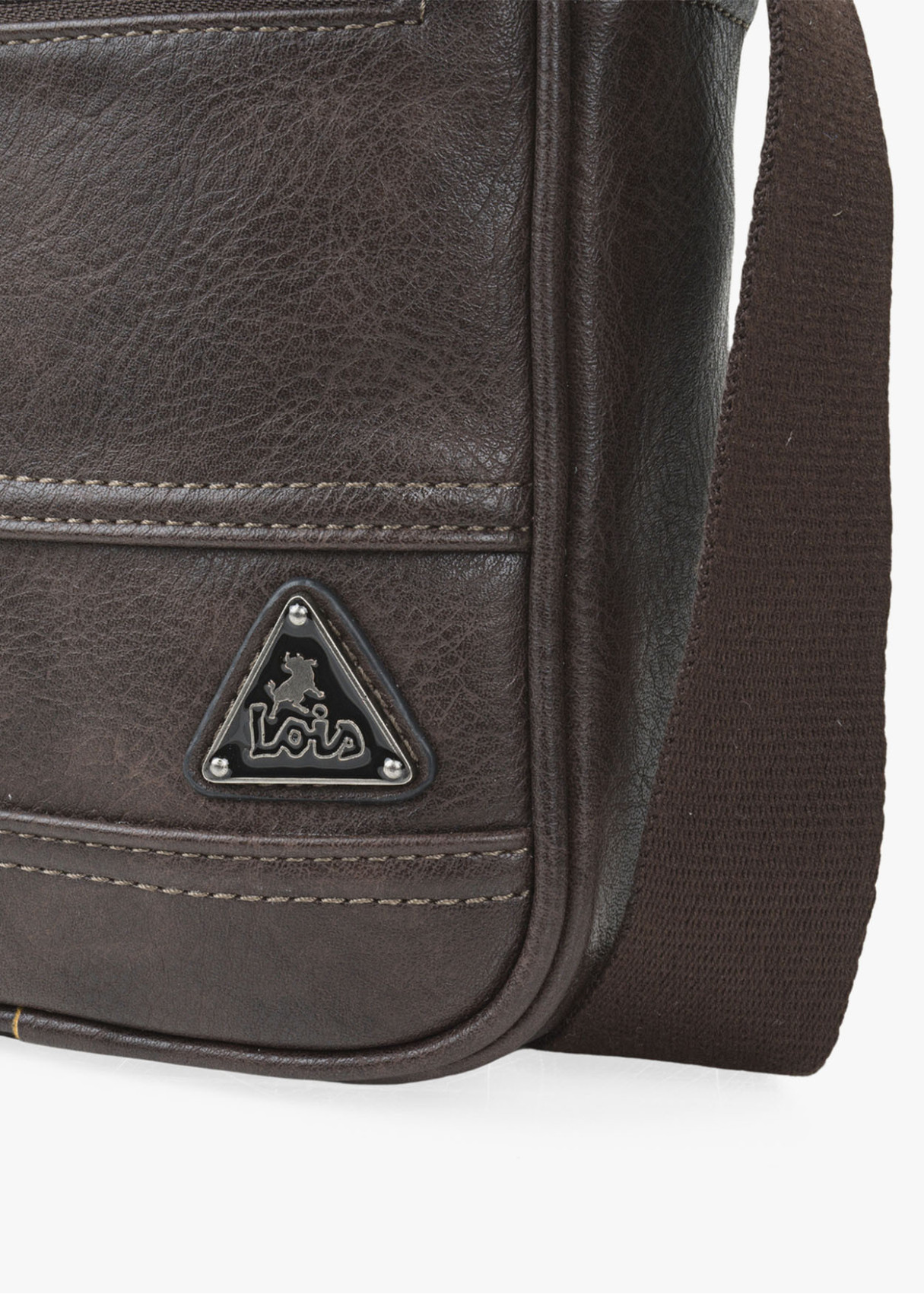 Bandolera Ajustable bolsillo frontal logo metálico marrón