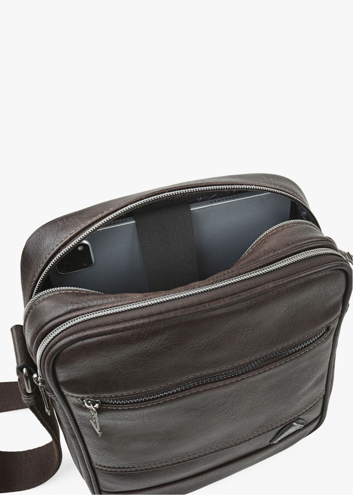 Bandolera Ajustable bolsillo frontal logo metálico marrón