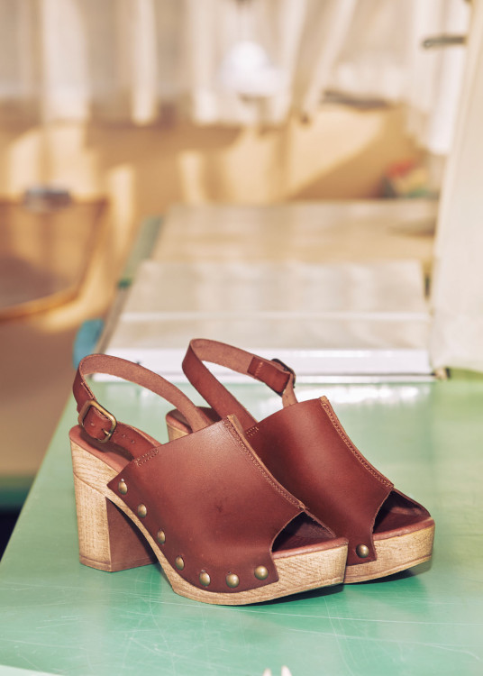 Sandalias piel zueco tacón madera tira al talón marrón