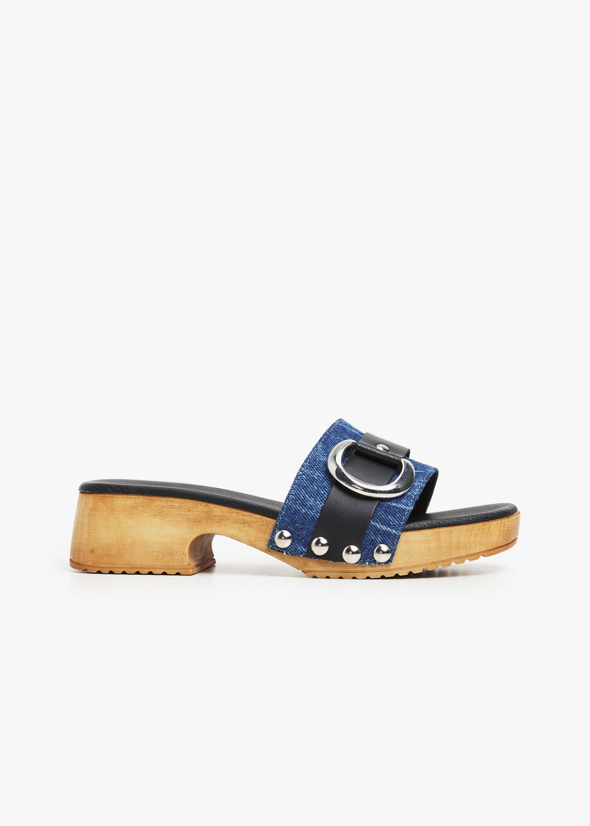 Sandalias combinadas en piel con hebilla en pala y detalles a contraste azul