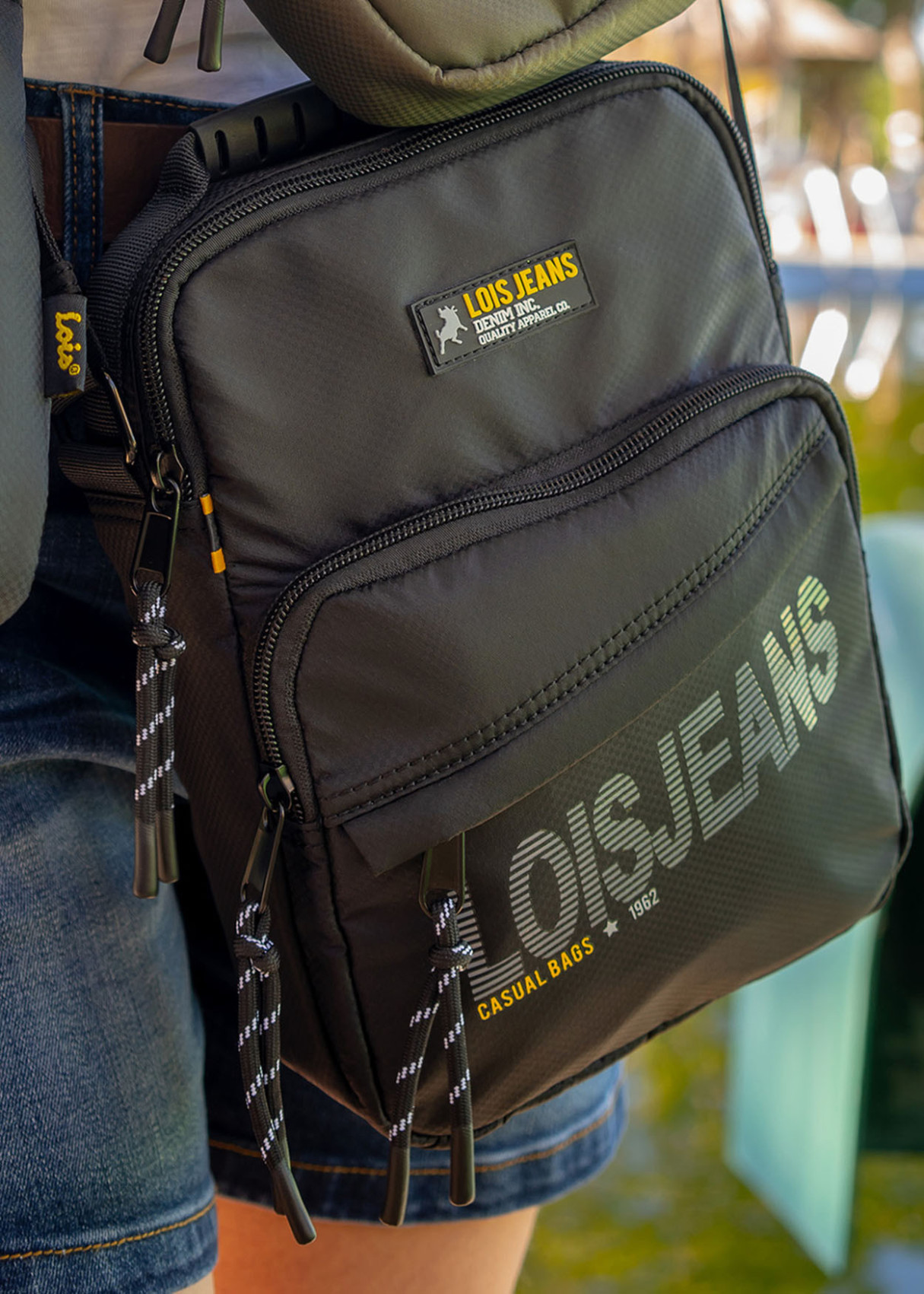 Bandolera ajustable logo Lois jeans negro