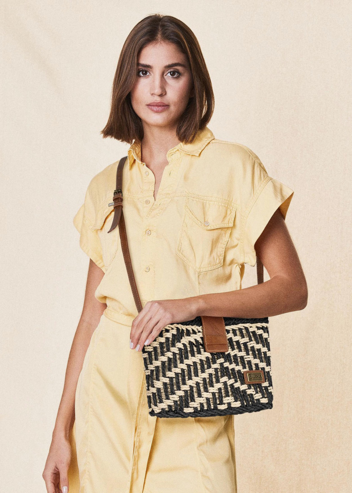 Bolso bandolera rafia trenzada negro