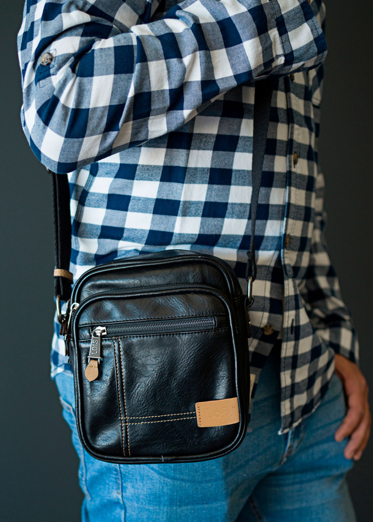 Bandolera ajustable con bolsillo frontal negra