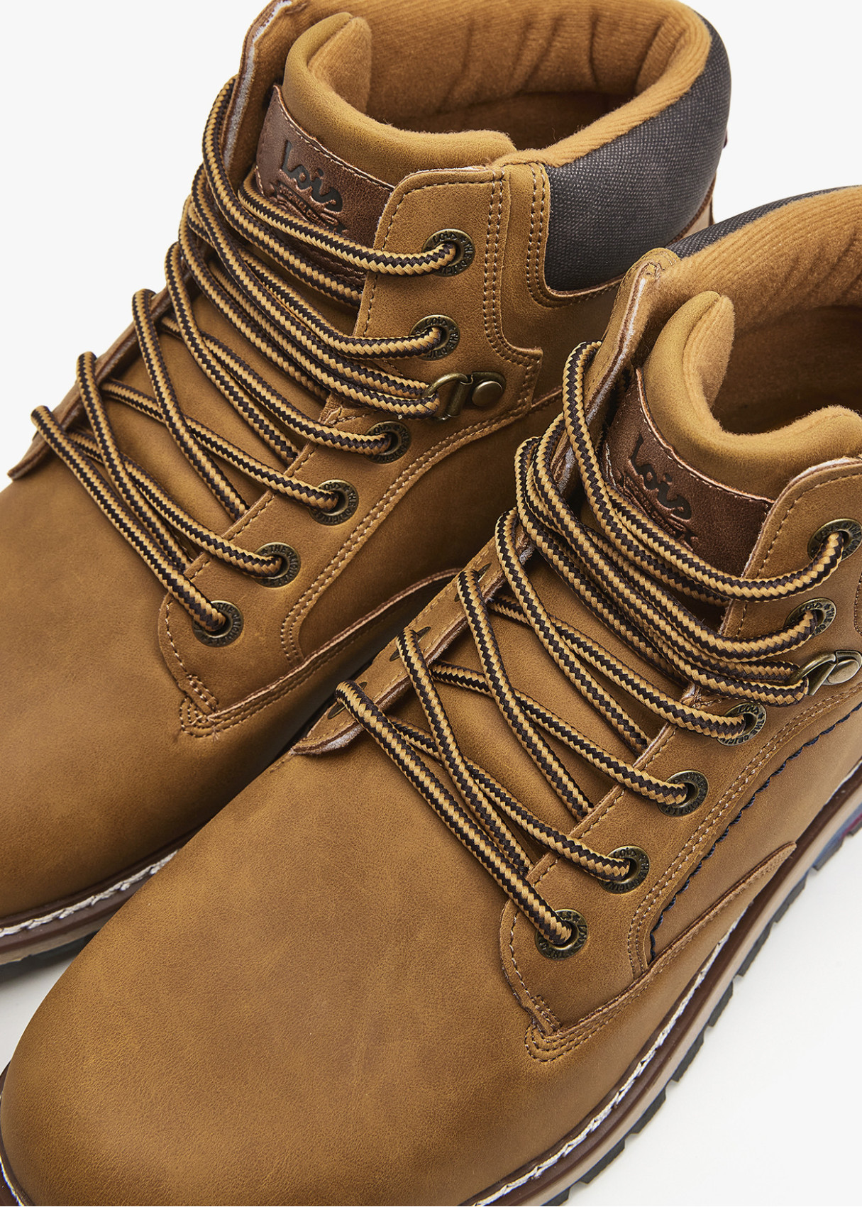 Botas cordones con tirador trasero marrón