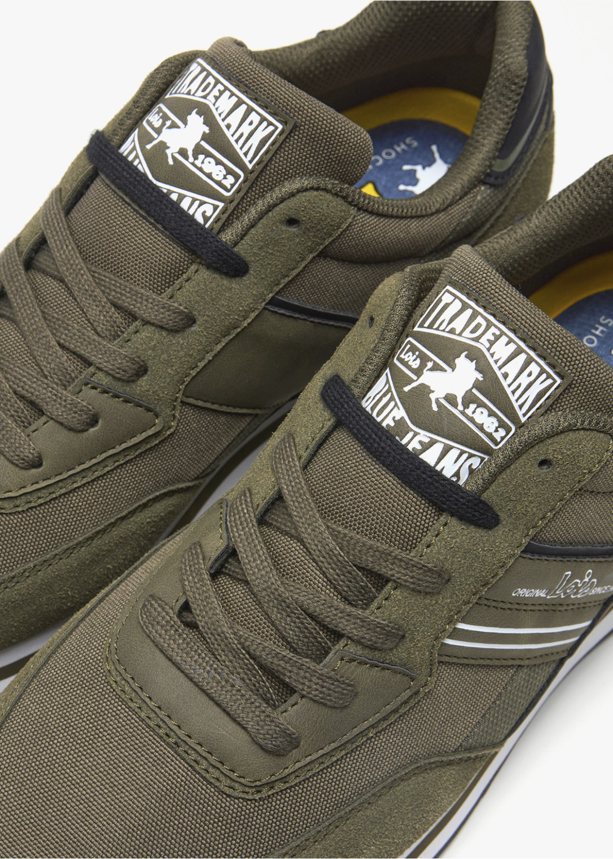 Sneakers casual detalle franja verde