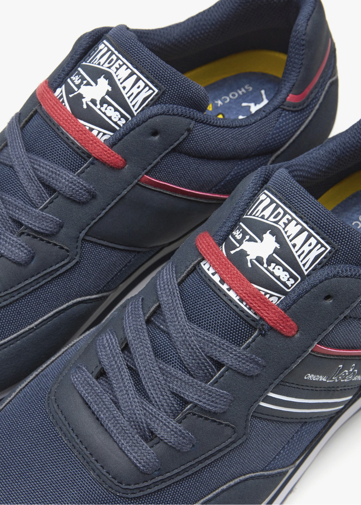 Sneakers casual detalle franja azul