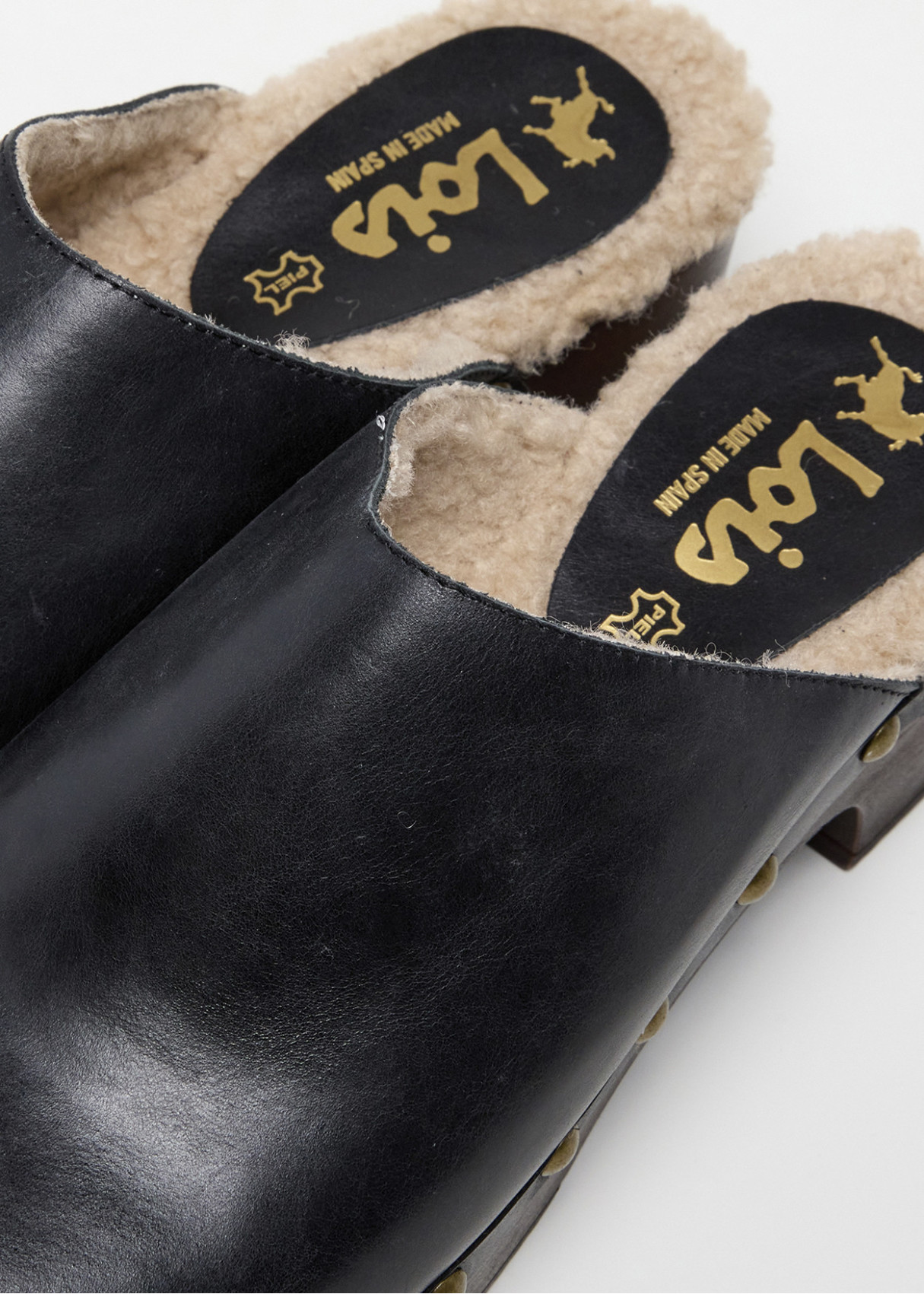 Zuecos de piel con imitación borreguillo negro