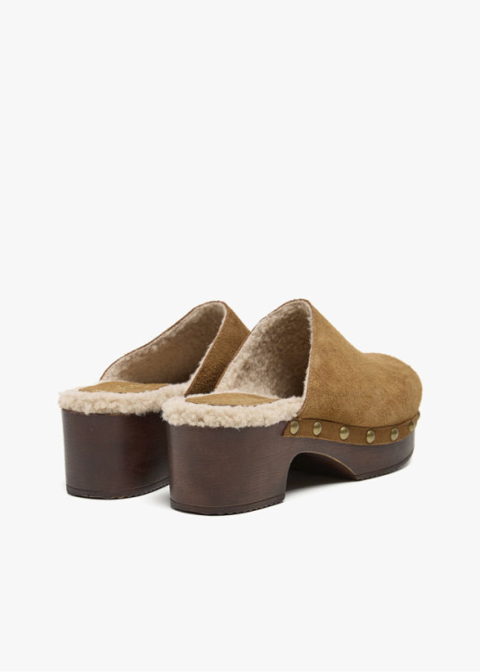 Zueco de piel ante con imitación borreguillo camel