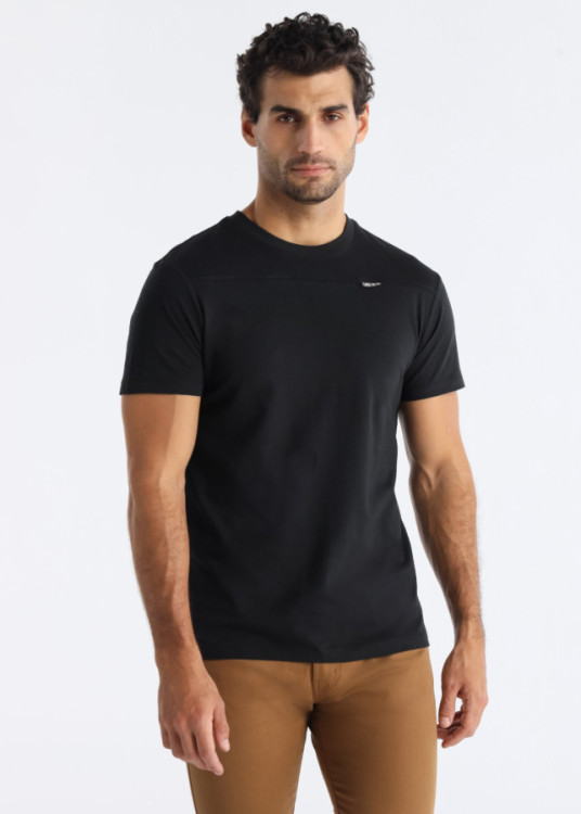 Camiseta Cuello Caja detalle corte frontal negro