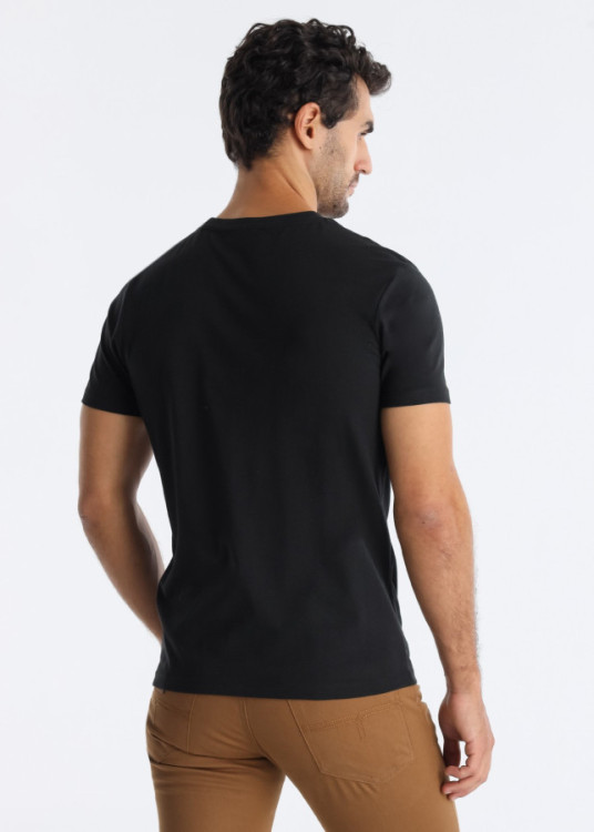 Camiseta Cuello Caja detalle corte frontal negro