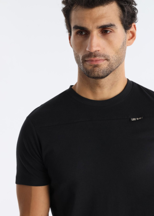 Camiseta Cuello Caja detalle corte frontal negro