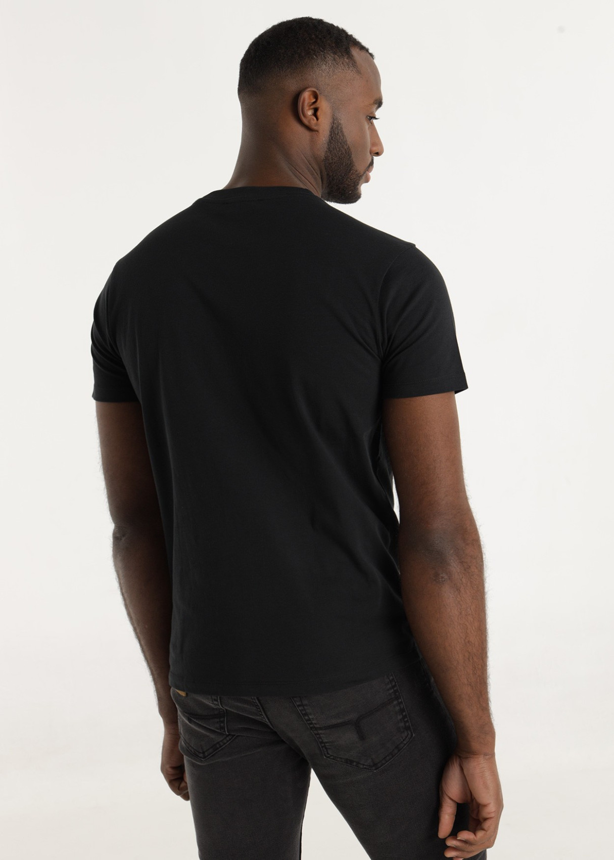 Camiseta Básica Cuello Caja Manga Corta Gráfica negro