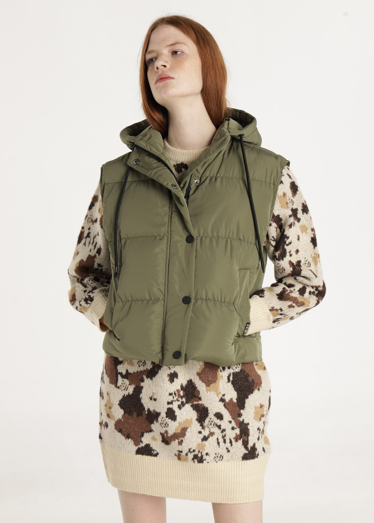 Chaleco Con Capucha Termofijado Tapetas Caqui