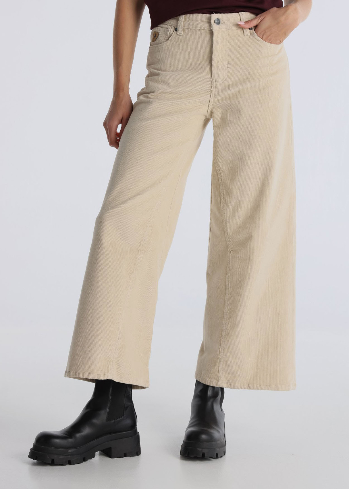 Pantalón Pana Straight Fit Tiro Medio VALERIA CANDY beige