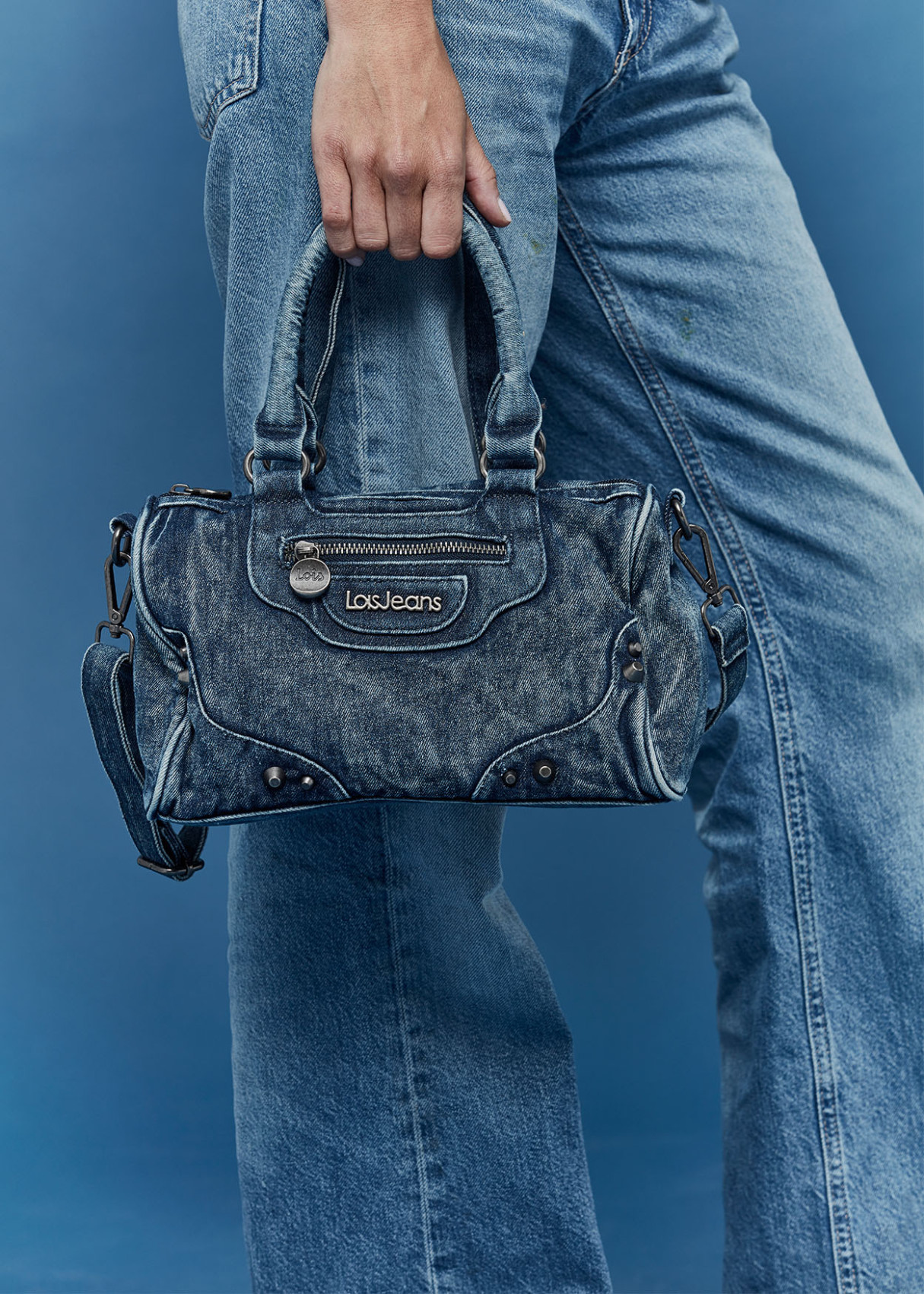 Bolso denim lavado con asa ajustable azul