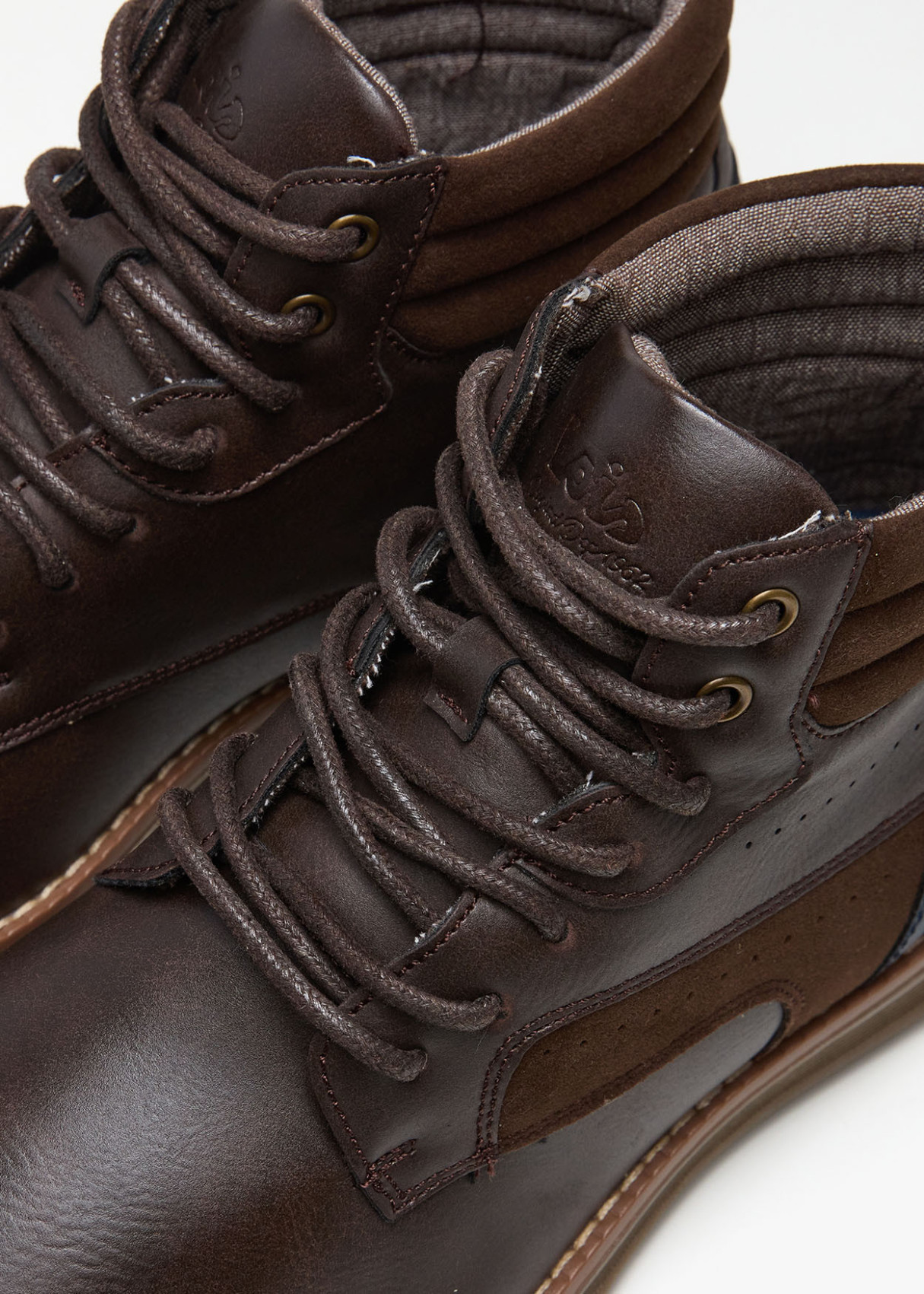 Botines casual cordonera collarín acolchado marrón