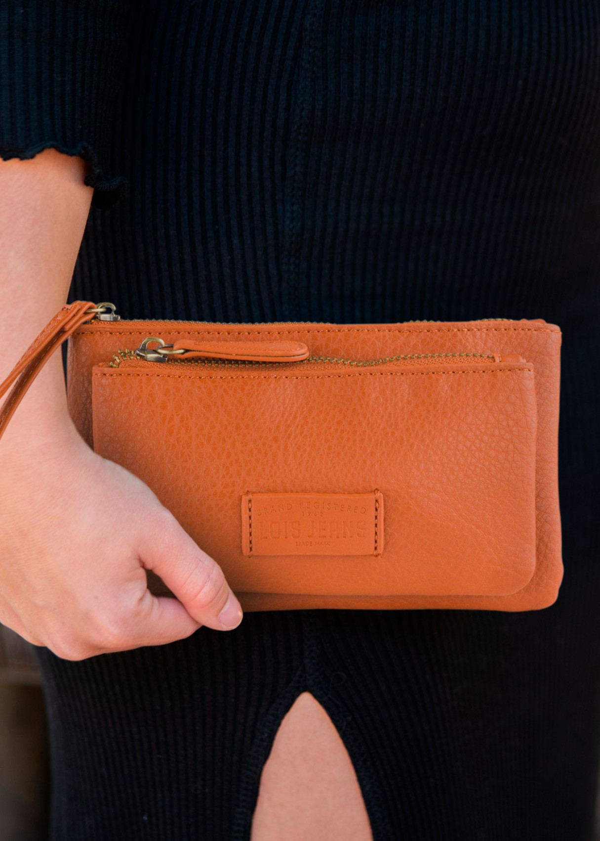 Bolso de mano con compartimentos y cremallera  cuero