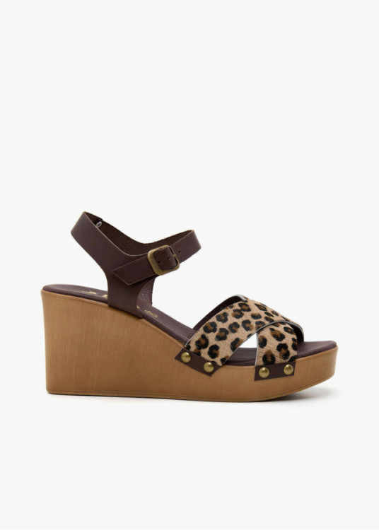 Sandalias de plataforma con piel vacuno estampado cierre hebilla marrón