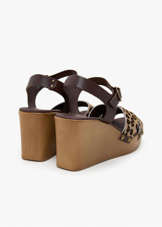 Sandalias de plataforma con piel vacuno estampado cierre hebilla marrón