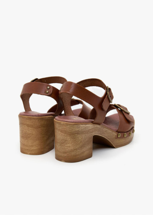 Sandalias tacón de piel vacuna doble hebilla marrón