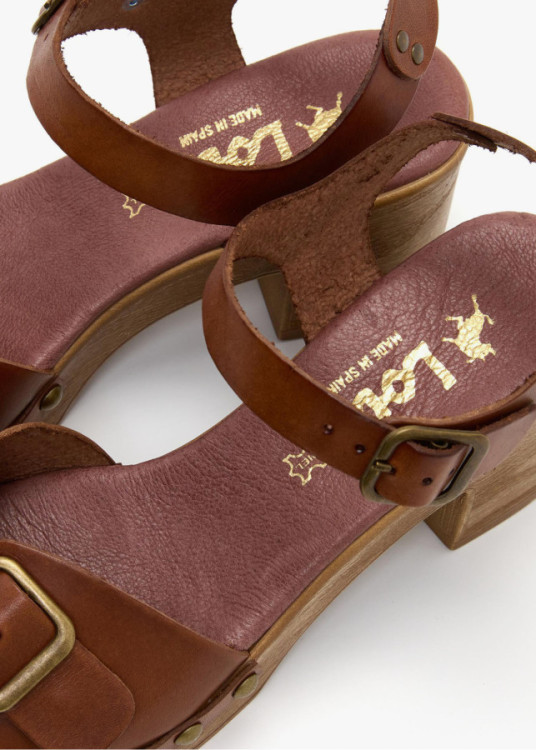 Sandalias tacón de piel vacuna doble hebilla marrón