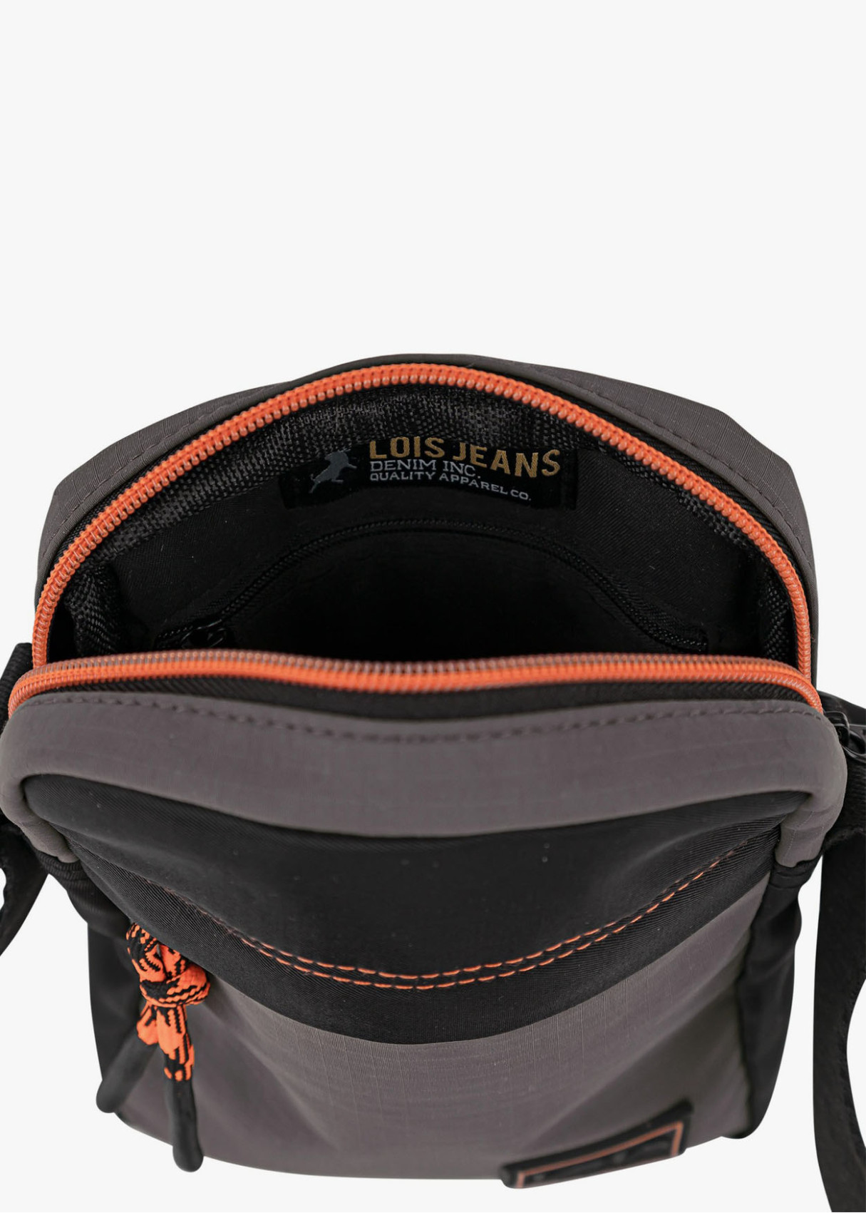 Bandolera compacta diseño urbano con detalles en contraste gris
