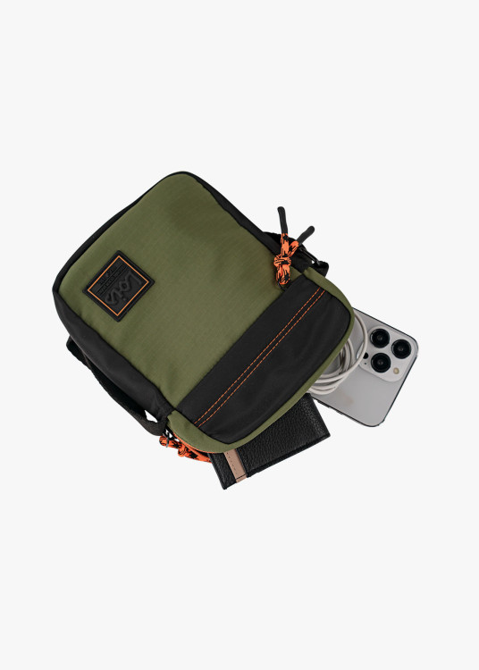 Bandolera compacta diseño urbano con detalles en contraste verde militar