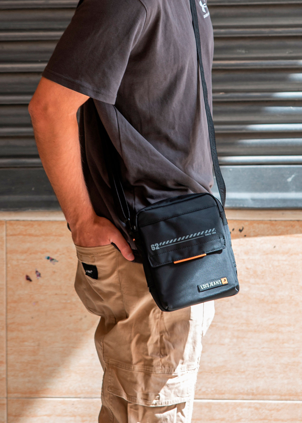 Bandolera ajustable con solapa frontal y color a contraste negro