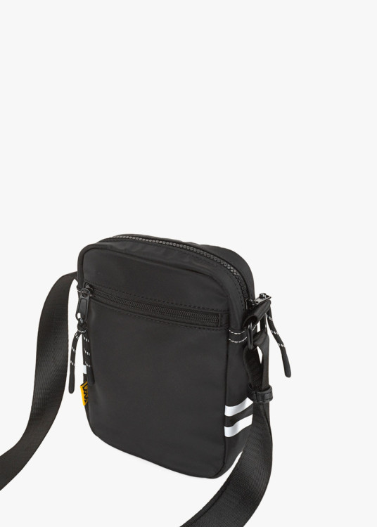 Bandolera ajustable con bolsillo y logo frontal negra