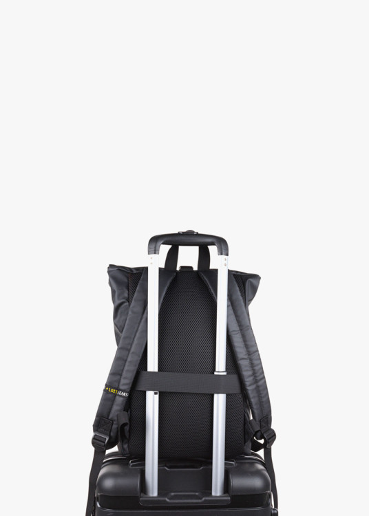 Mochila multifunción con compartimentos contraste cremallera frontal negra