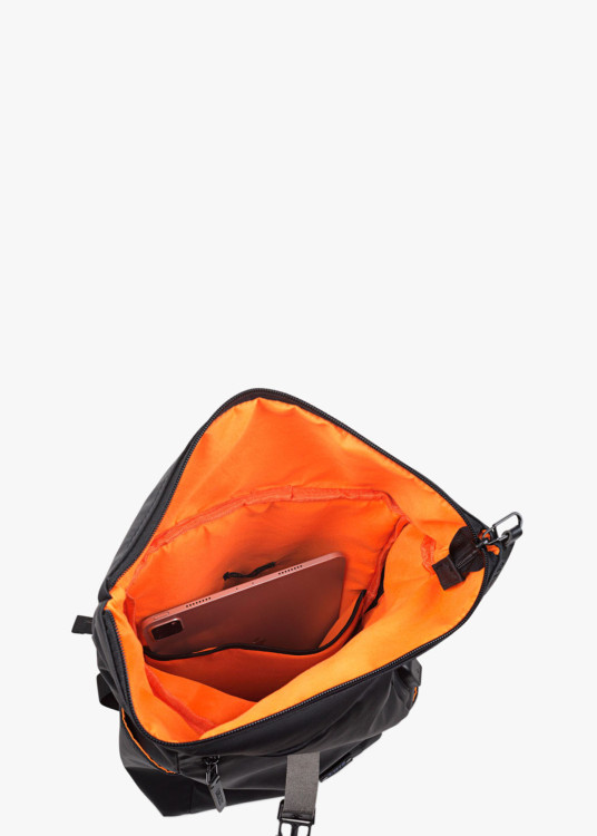 Mochila multifunción con compartimentos contraste cremallera frontal negra