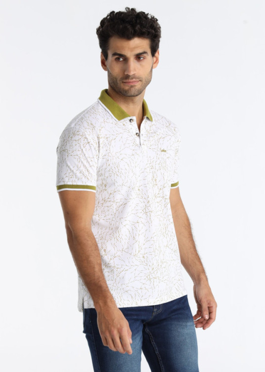 Polo Con Estampado De Ramas Finas En Fondo Blanco